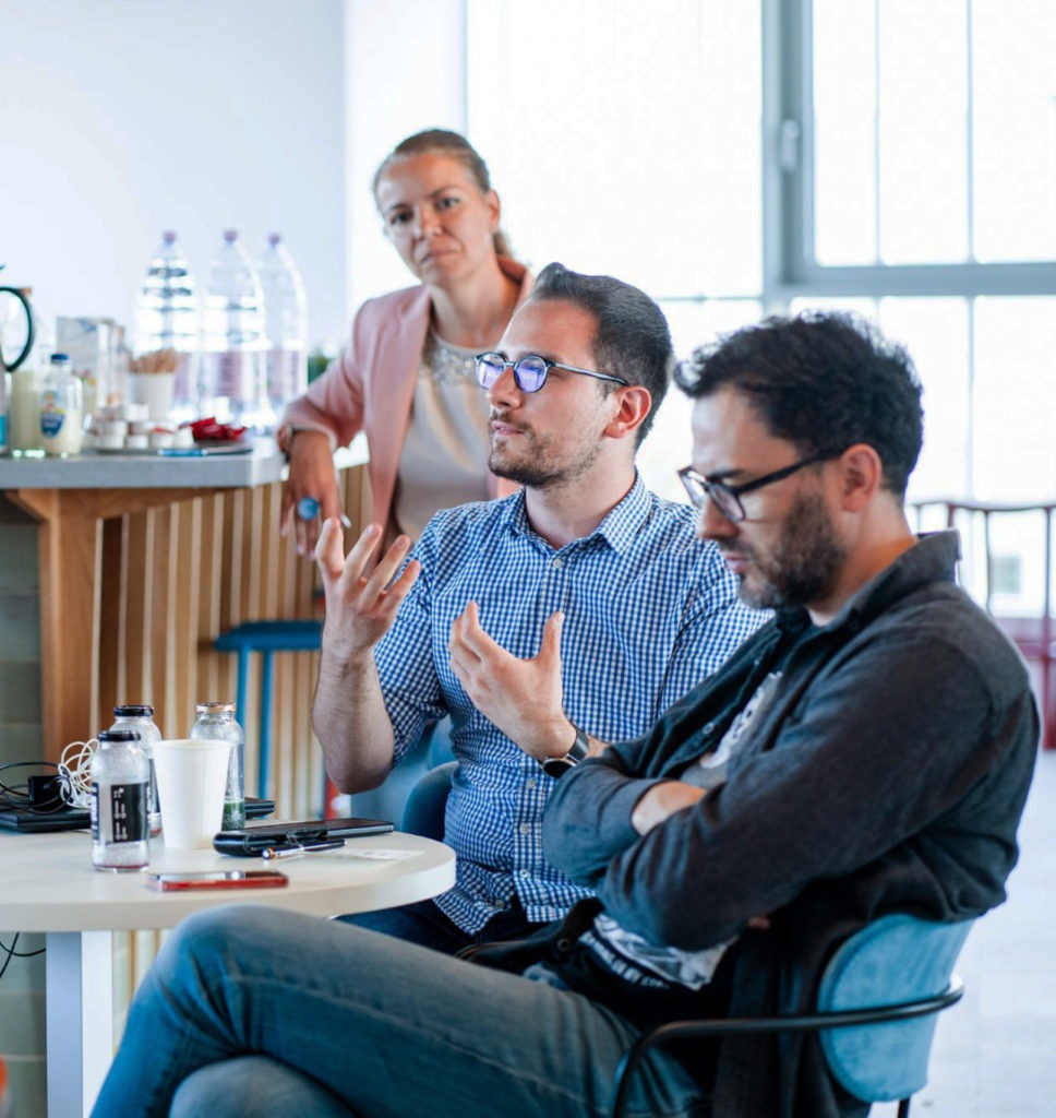 Antreprenori discutand idei intr-un incubator de afaceri în tehnologie