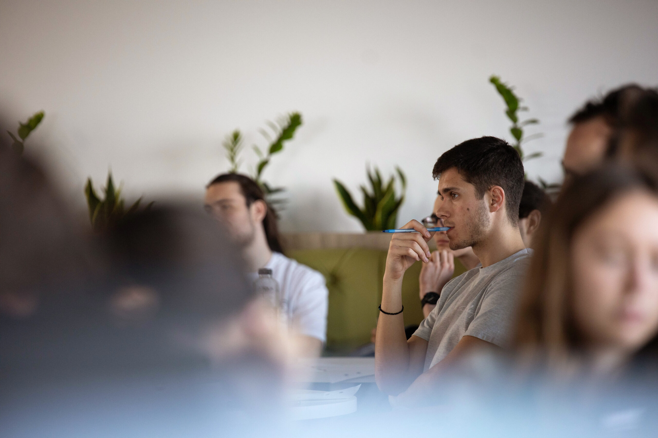 Spatiu de coworking an incubator de afaceri cu participanti la sesiuni de lucru